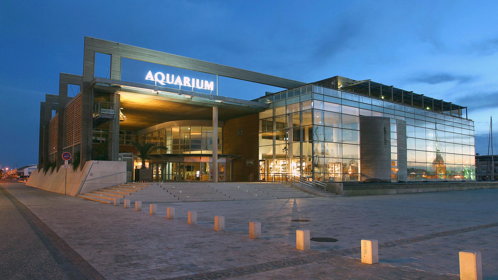 Batiment Aquarium La Rochelle by night