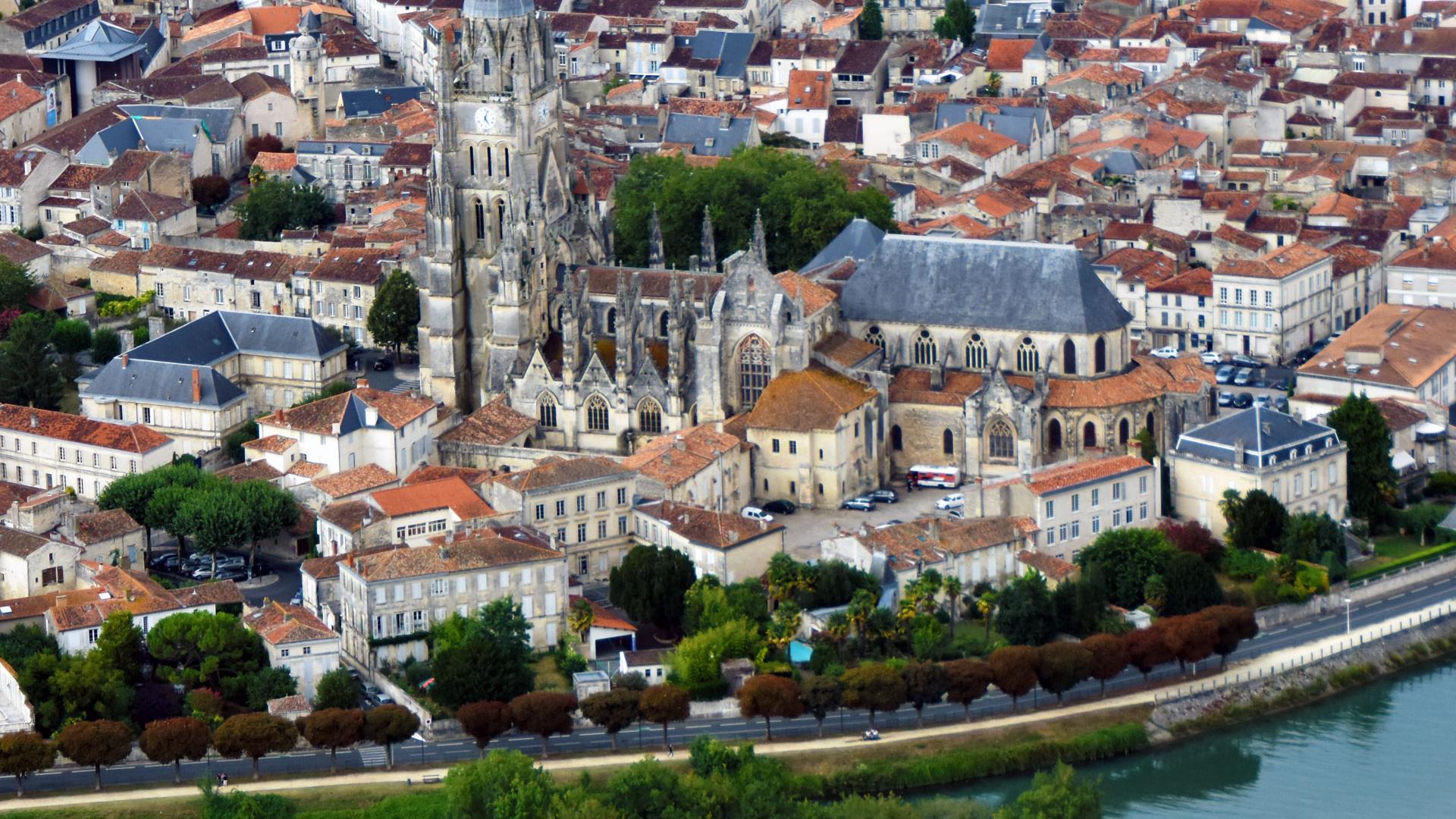 Book at a campsite in Saintes and discover Saintonge.