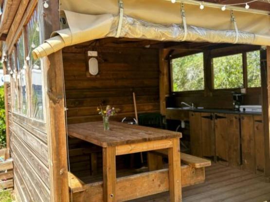 Pitch Freecamp (1 tent, caravan or motorhome / 1 car + electricity 16A) with private facilities