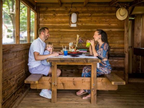 Package Freecamp Guinguette : private bathroom, kitchenette, covered terrace with dining area