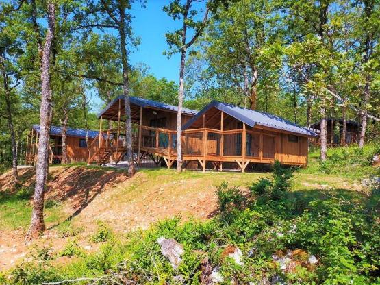 2 CABINS ON PILTOTIS LINKED BY A PANORAMIC VIEW WALKWAY (1 cabin for 5 and a cabin for 2 connected b
