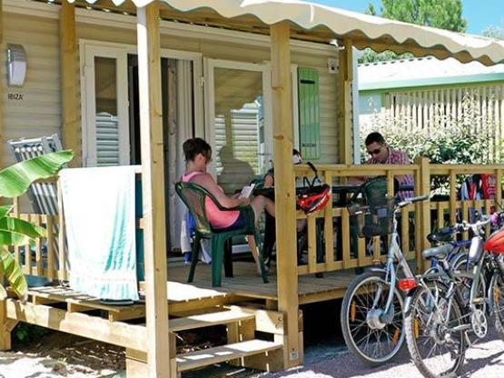 Stacaravan Confort TV - 2 slaapkamers - overdekt terras