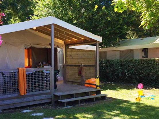 Ingerichte huurtent 1er Prix 2 slaapkamers + overdekt terras