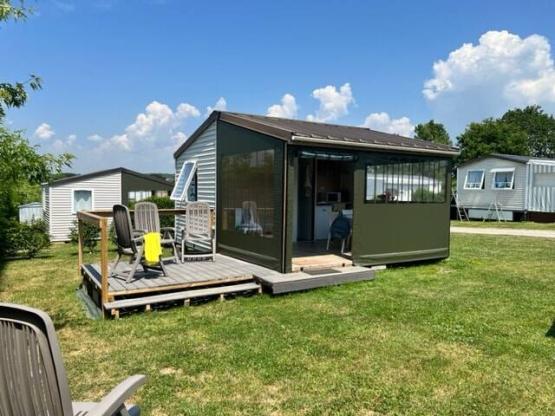 TITHOME 2 chambres sans sanitaires, coin cuisine avec frigo, terrasse bois couverte et fermée
