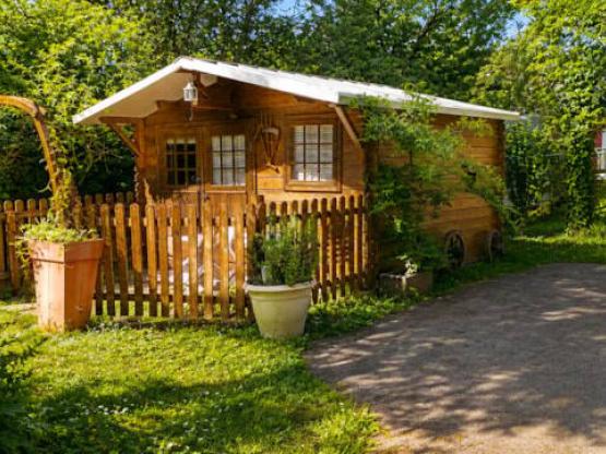Small dormitory wooden chalet (without kitchen or water)
