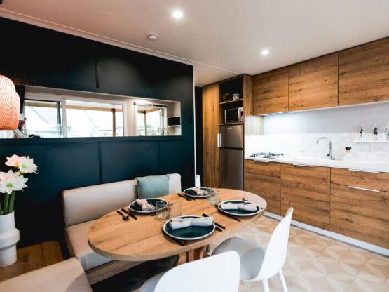 Mobile -Home Living - 2 Schlafzimmer mit Klimaanlage und Fernsehen