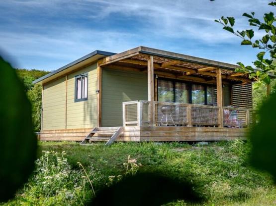 Cottage - 2 Bedrooms on the Waterfront