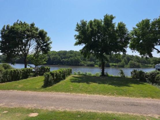 Privilège Package - Lake view (1 tent, caravan or motor home / 1 car / electricity)