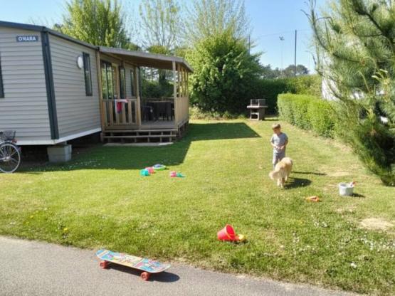 NEW // Mobil-home Premium 40m² (3 chambres) + Terrasse couverte + TV + Climatisation + 2SDB