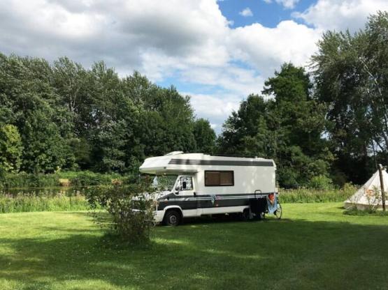 Pitch without electricity + Water nearby