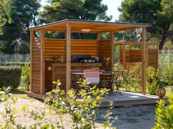 Emplacement SIGNATURE avec terrasse équipée / S