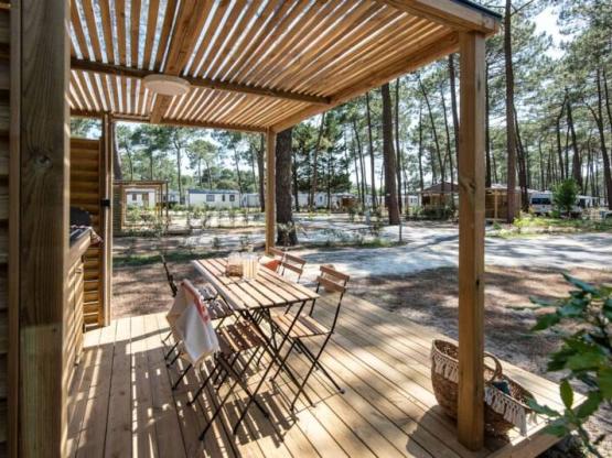 SIGNATURE Pitch with equipped terrace / M