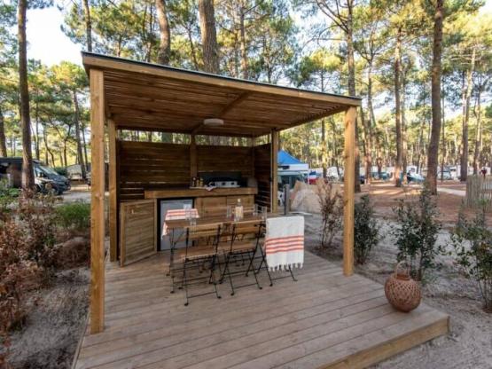 Emplacement SIGNATURE avec terrasse équipée / D