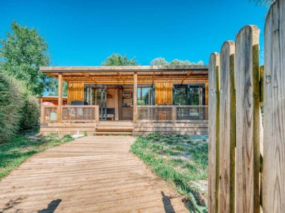 Premium Chalet Maine 2 bedrooms - TV - Dishwasher - NEW 2025, PRIVATE PONTOON  !