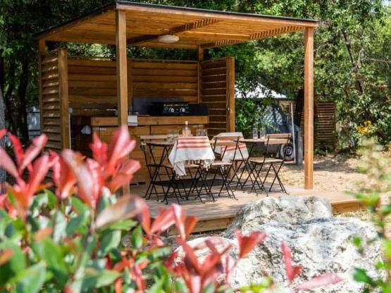 SIGNATURE Stellplatz mit ausgestatteter Terrasse / D