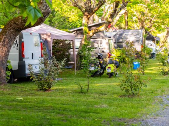 Stellplatz crand confort 3 grappes: Auto + Zelt/Wohnwagen oder Wohnmobil 2/6 Pers.