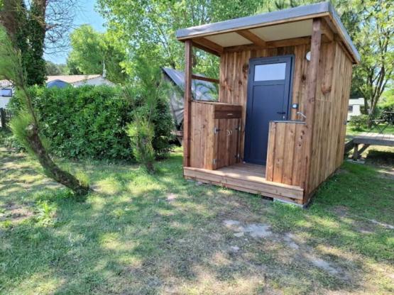 Luxury package - private bathroom (shower, WC, washbasin), outdoor kitchen, electricity