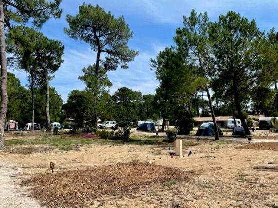 Stellplatz stabilisierter : Auto + Strom (Schwere Fahrzeuge vorbehalten)