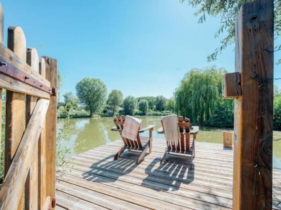 Privilege Pitch Pond with private pontoon + 16A electricity + water