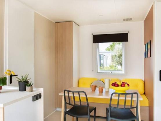 Mobilheim Confort TV PLUS 2sz | CONFORT - 26m² - überdachte Terrasse - TV - Plancha