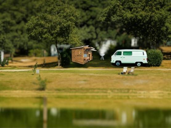 EMPLACEMENT VIP FACE A L 'ETANG AVEC SALLE DE BAIN ET CUISINE PRIVATIVE