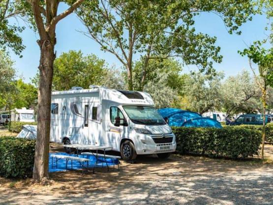 Emplacement avec électricité + eau + évacuation / M