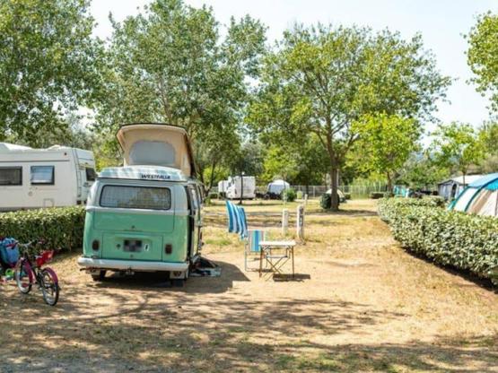 Emplacement avec électricité / M