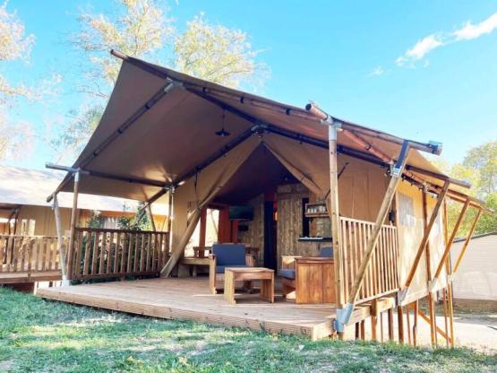 Glamping Lodge PREM RIVER 27m² - 2 Schlafzimmer - TV - Klim - überdachte Terrasse - Flussblick -