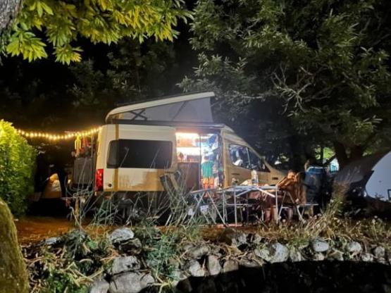 Emplacement Confort Caravane, Van et Fourgon