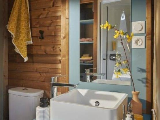 Grand Emplacement Sérénité sanitaire privatif (électricité + réfrigérateur inclus)