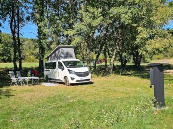 Pitch with electricity included for 2 people (1 tent or 1 van or 1 caravan or 1 motorhome)