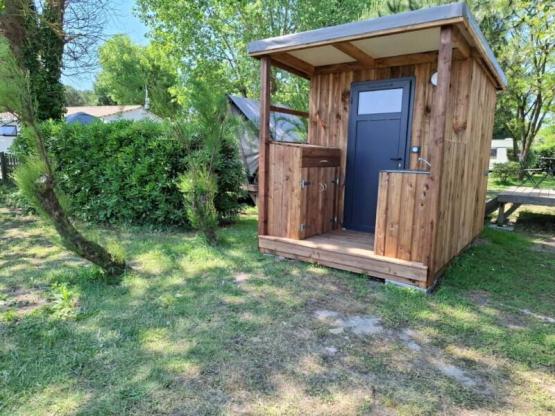 PREMIUM PACKAGE - private bathroom (shower, toilet, sink), outdoor kitchen, mini-fridge, electricity
