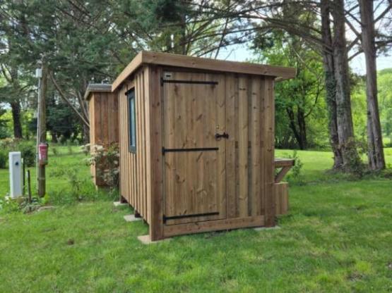 Premium pitch for tents, caravans and motorhomes with private sanitary facilities "Le Refuge"