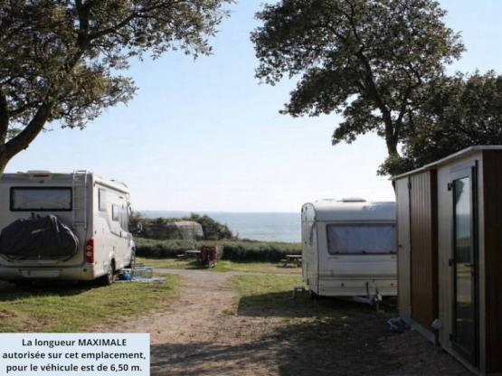 Emplacement APERCU MER SANITAIRE véhicule -6m50, 2 personnes + électricité 10 A inclus dans le tarif