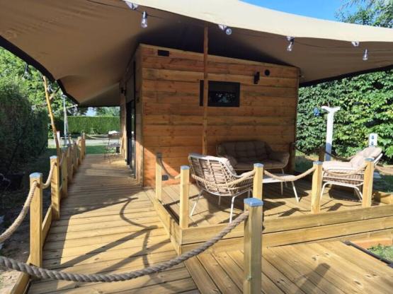 Cabane bois Glamping sous toile saharienne