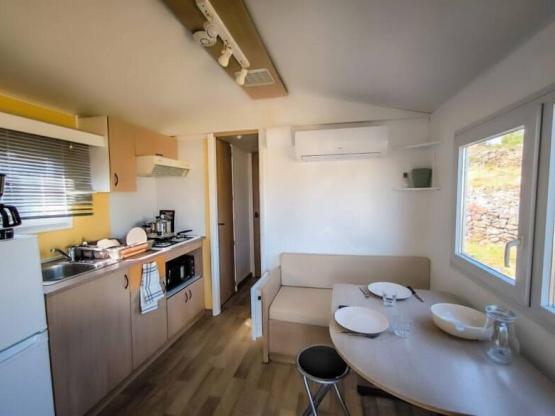 4-person mobile home with a small terrace (with air conditioning)