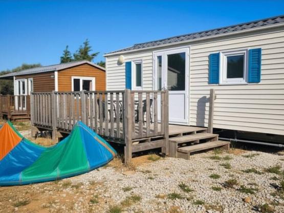 4-person mobile home with a large patio (with air conditioning)