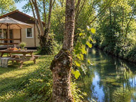 Comfortable Waterfront Chalet – 35 m², 2 bedrooms, covered patio, and TV