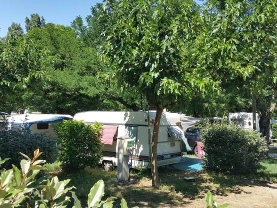 Pitch 2 people + 1 car or motorhome + electricity 10A + Wifi