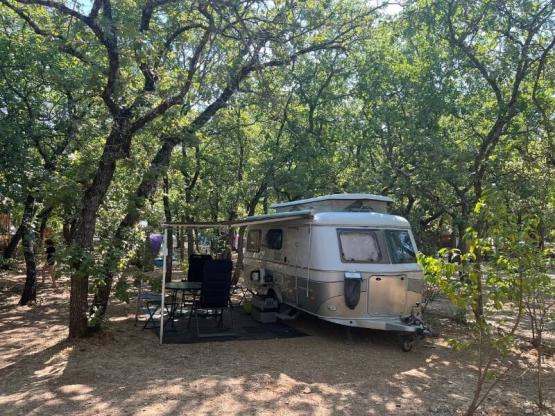 Camping pitch Confort Large Tent/Van/Caravan/Motorhome (electricity included)