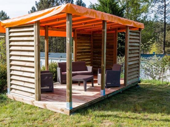 Glamping pitch XL - Electricity 10 A included - 120 to 150m² + terrace with wooden pergolas with shutters for more privacy + outdoor lounge chairs garden