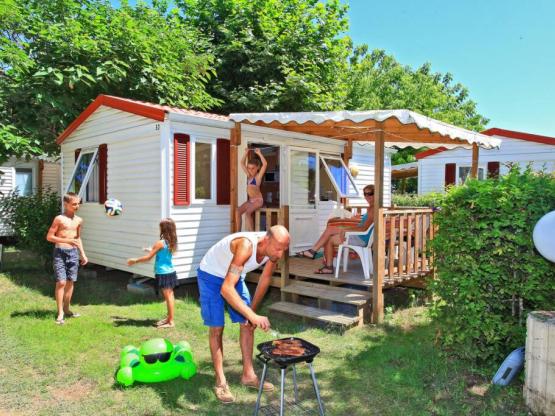 Mobilhome  4 pers,with shower/wc 2 bedrooms, salon and kitchen. covered terrace  max 4 per week