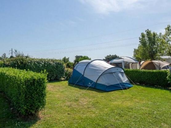 Pitch Tent without electricity + vehicle