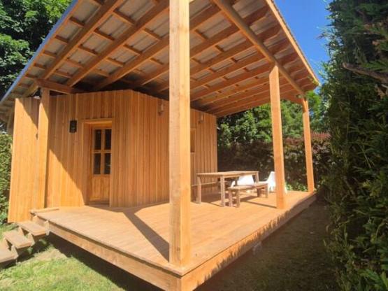 Wooden hut  CONFORT  25 m² (2 bedrooms) + sheltered terrace + TV - without toilet blocks