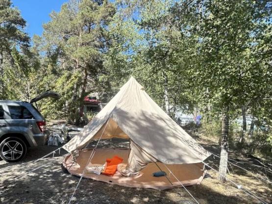 Pitch 1 tent or 1 caravan + 1 car