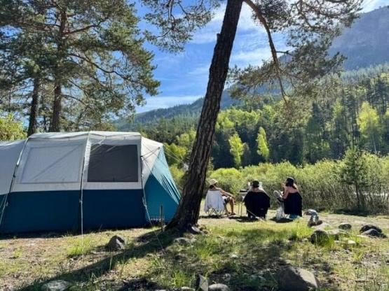 Pitch 1 tent or 1 caravan + 1 car