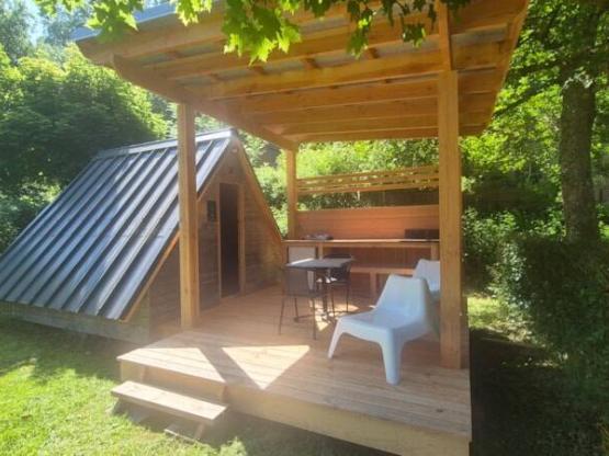 Wooden hut  9 m² (1 bedroom)+ sheltered terrace - without toilet blocks