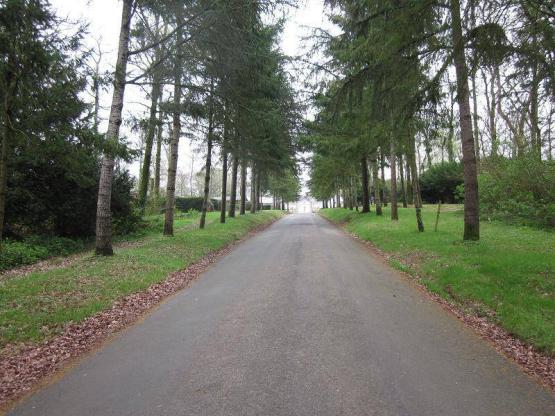 AVENUE PITCH - BY THE MAIN ENTRANCE OF THE CAMPSITE - with Electricity: 16A  + Water + Drainage