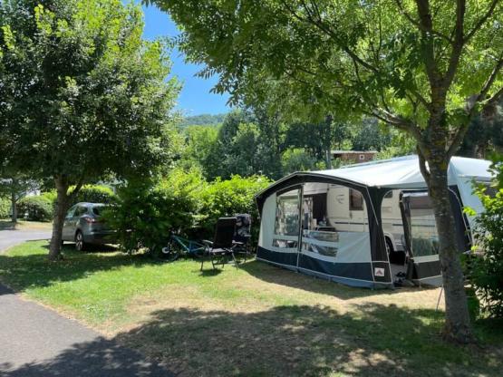 Camping : Pitch "Grand Confort" with watertap and drainage