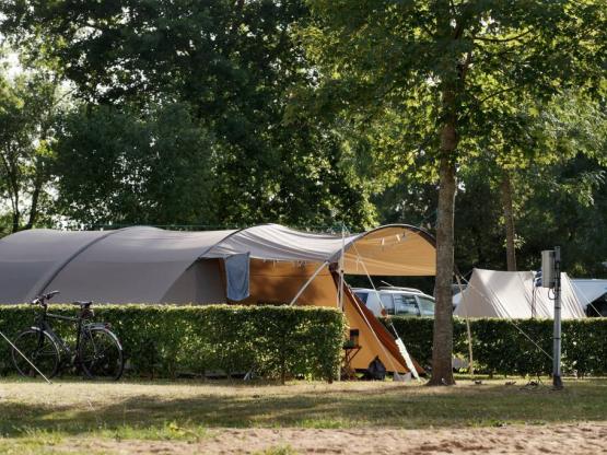 Premium Pitch - Electricity 10 A + Water + Drainage + Garden Shed